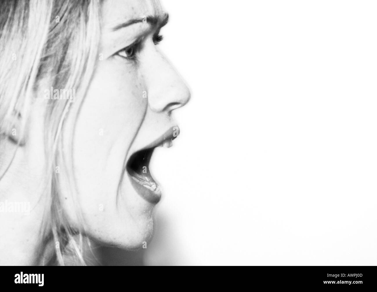 Visage de femme, bouche bée, side view, b&w Banque D'Images