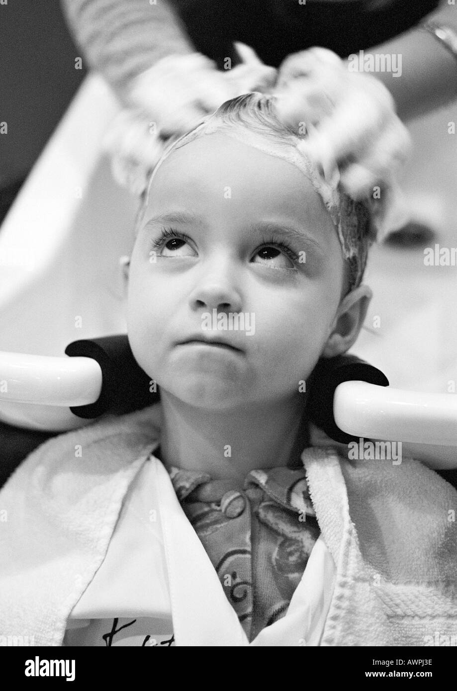 Enfant qui se lave les mains Banque d'images noir et blanc - Alamy