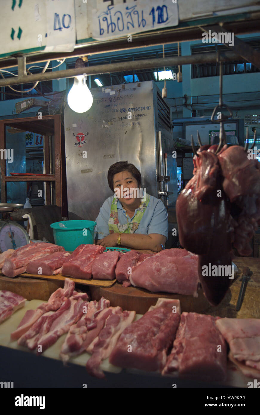 Marché féminin professionnel derrière la viande étant offerts à partir de son installation dans la région de Phetchabun, Thaïlande Banque D'Images