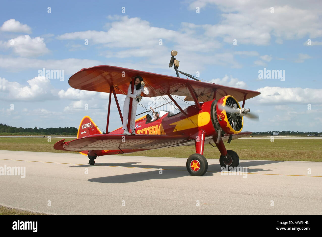 Un Boeing PT17 Stearman biplans taxis avec une aile walker entre les haubans d'aile Banque D'Images