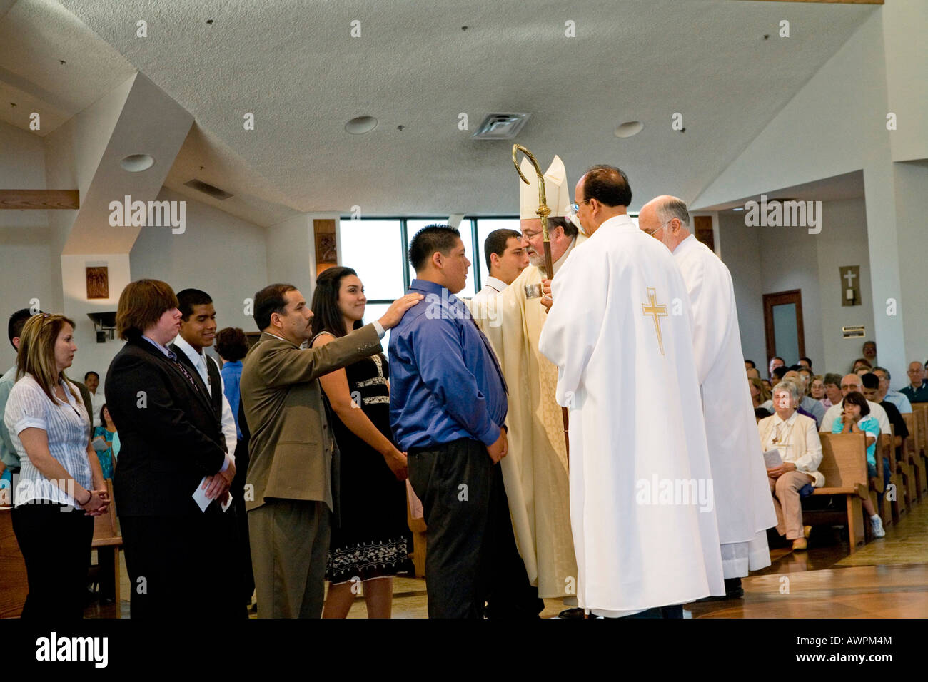 L'Évêque hispanique Jaime Soto associer évêque de diocèse d'Orange Orange County CA célèbre la messe Banque D'Images