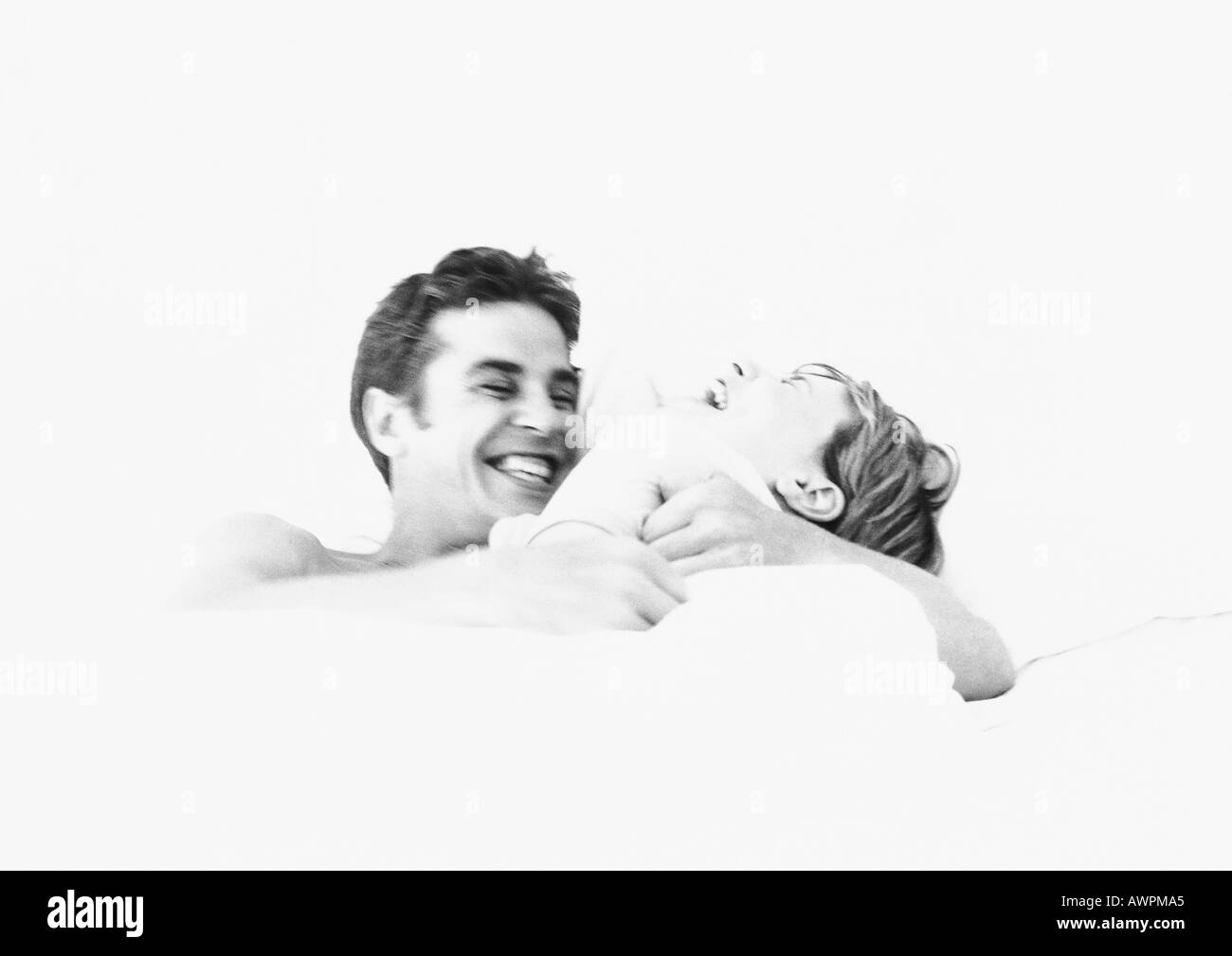 Couple laughing, b&w Banque D'Images