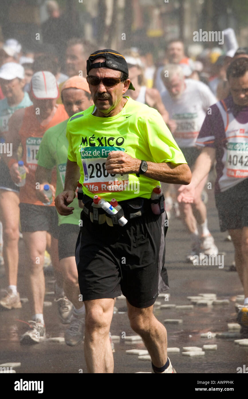 Participant au Marathon de Paris, le 15 avril 2007 à Paris, France, Europe Banque D'Images