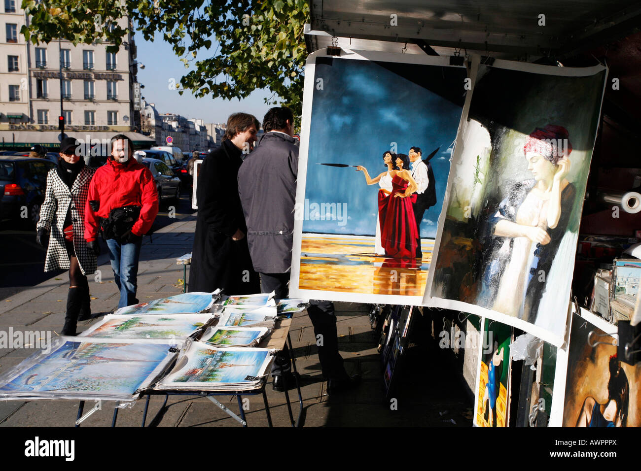 Antiquaires vendant des livres le long de la Seine près de l'église Notre-Dame de Paris, France, Europe Banque D'Images