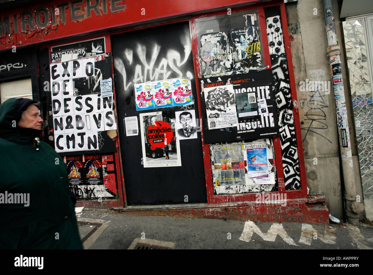 Femme marchant le long de la rue de Ménilmontant, Paris, France, Europe Banque D'Images