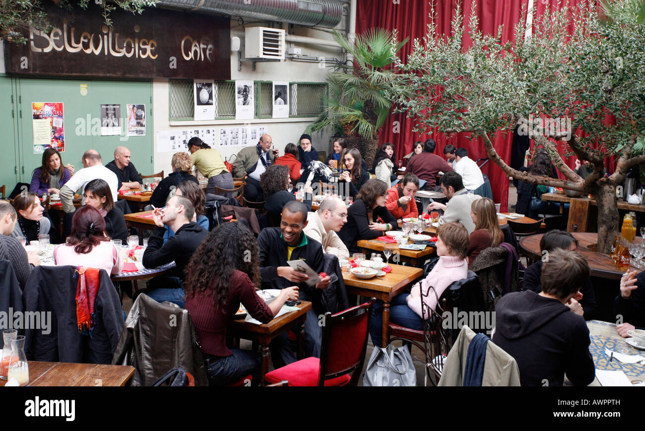 Les clients de Café Bellevilloise, Quartier Ménilmontant, Paris, France, Europe Banque D'Images