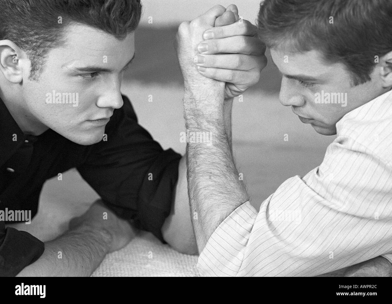 Deux hommes arm wrestling, close-up, b&w Banque D'Images