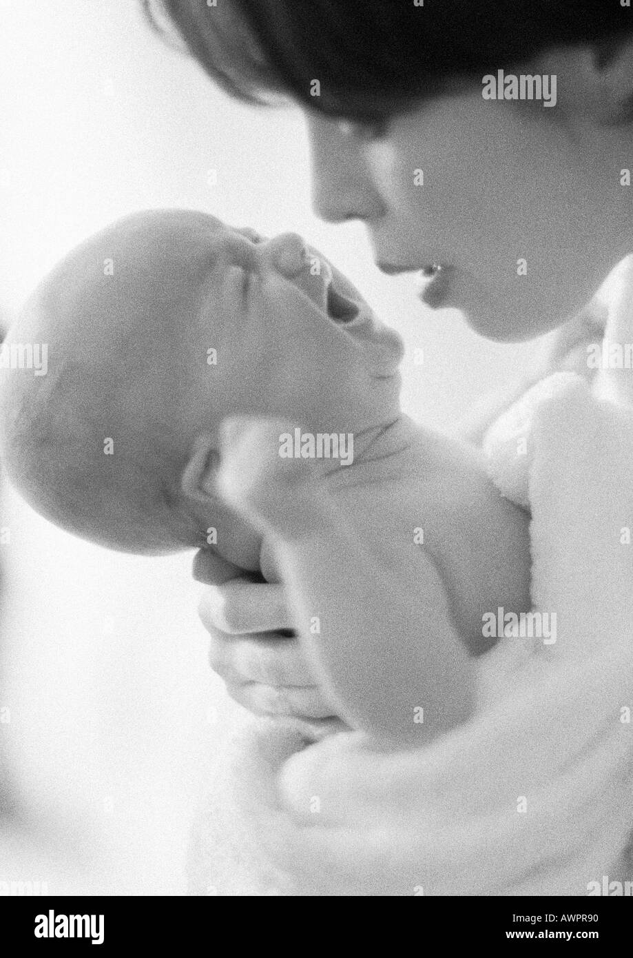 Mother holding pleurer bébé, b&w Banque D'Images