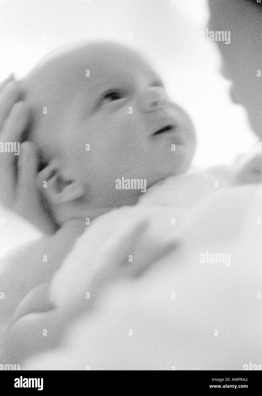 Bébé dans mother's hands, close-up, b&w Banque D'Images