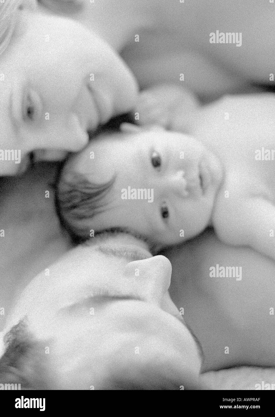 Père et Mère avec enfant, close-up, high angle view, b&w Banque D'Images