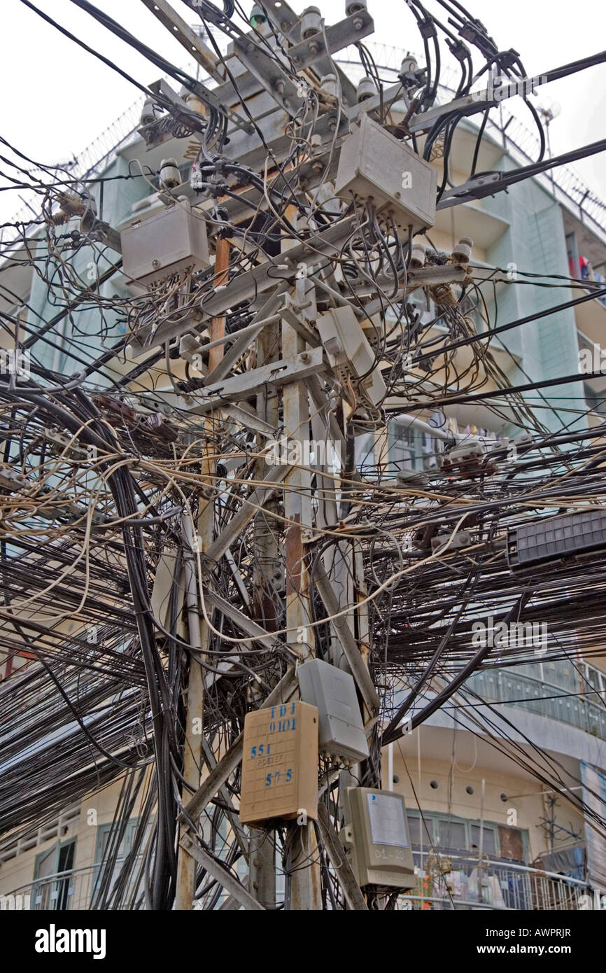 Les câbles téléphoniques et électriques emmêlées à Saigon, Vietnam