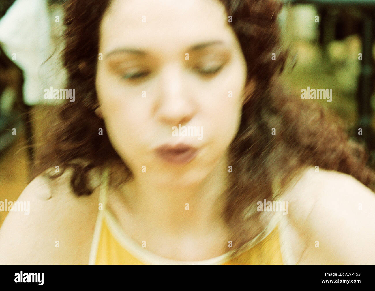 Femme la respiration, close-up, blurred Banque D'Images