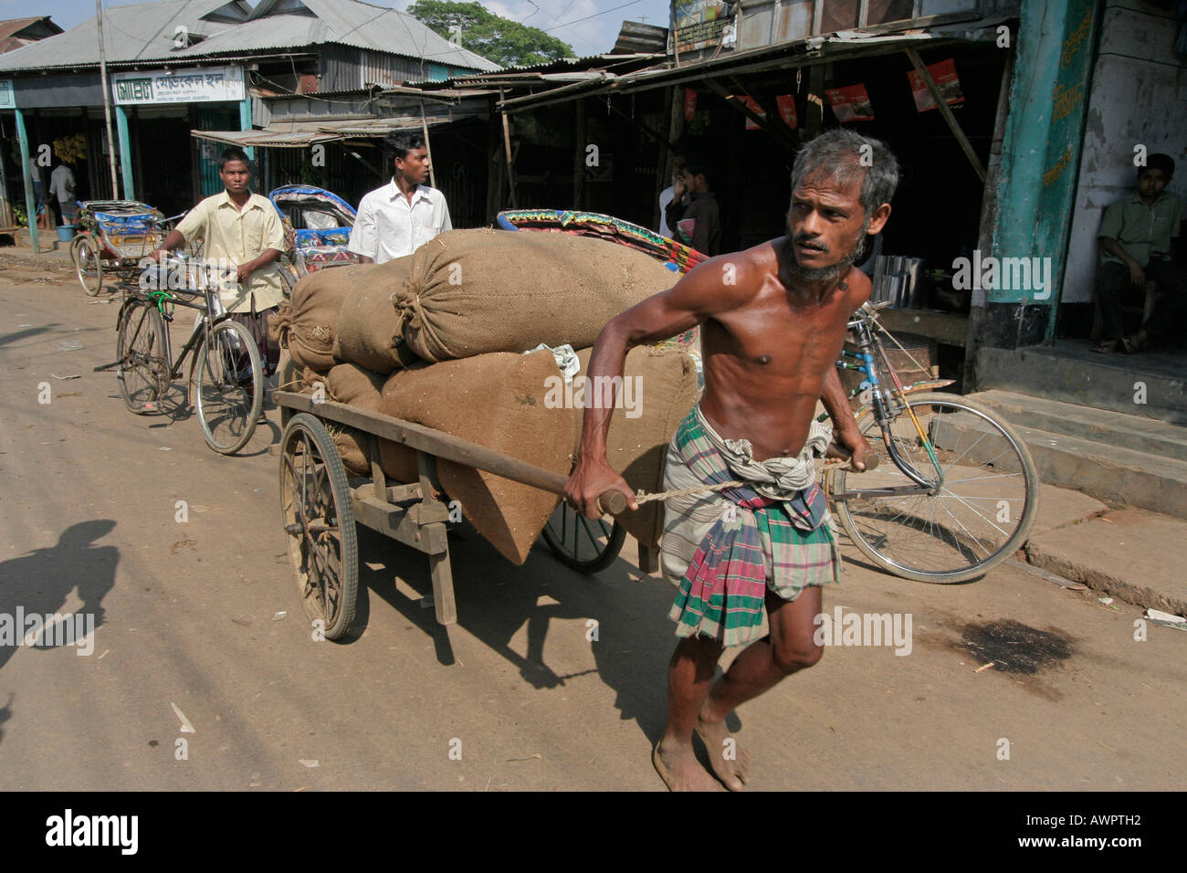 Le BANGLADESH homme transportant une lourde charge Marché à Haluaghat Mymensingh région photo par Sean Sprague Banque D'Images