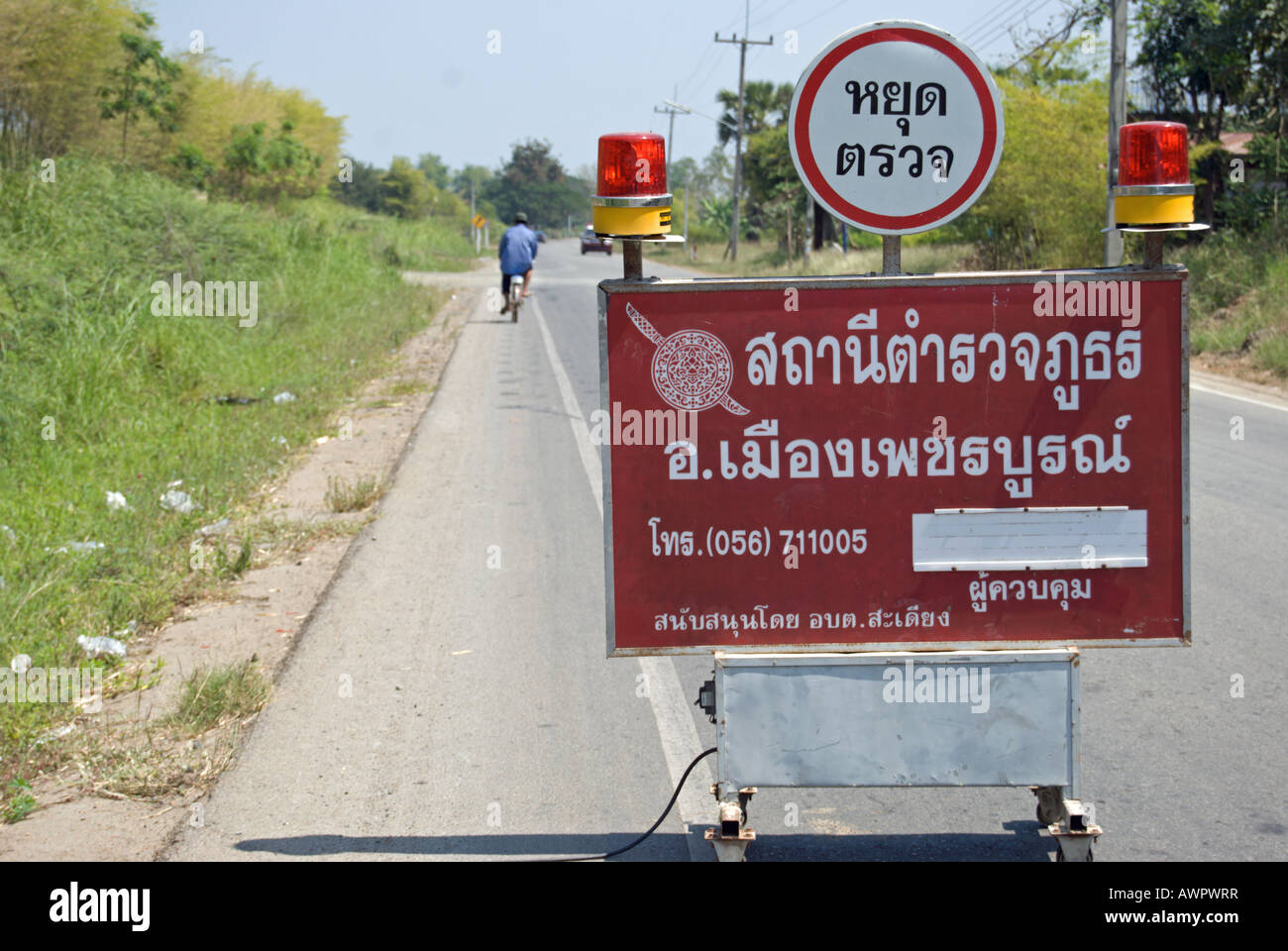 Panneau routier près de Phetchabun, Thaïlande, de conseiller les usagers de la route d'un contrôle de la police Banque D'Images