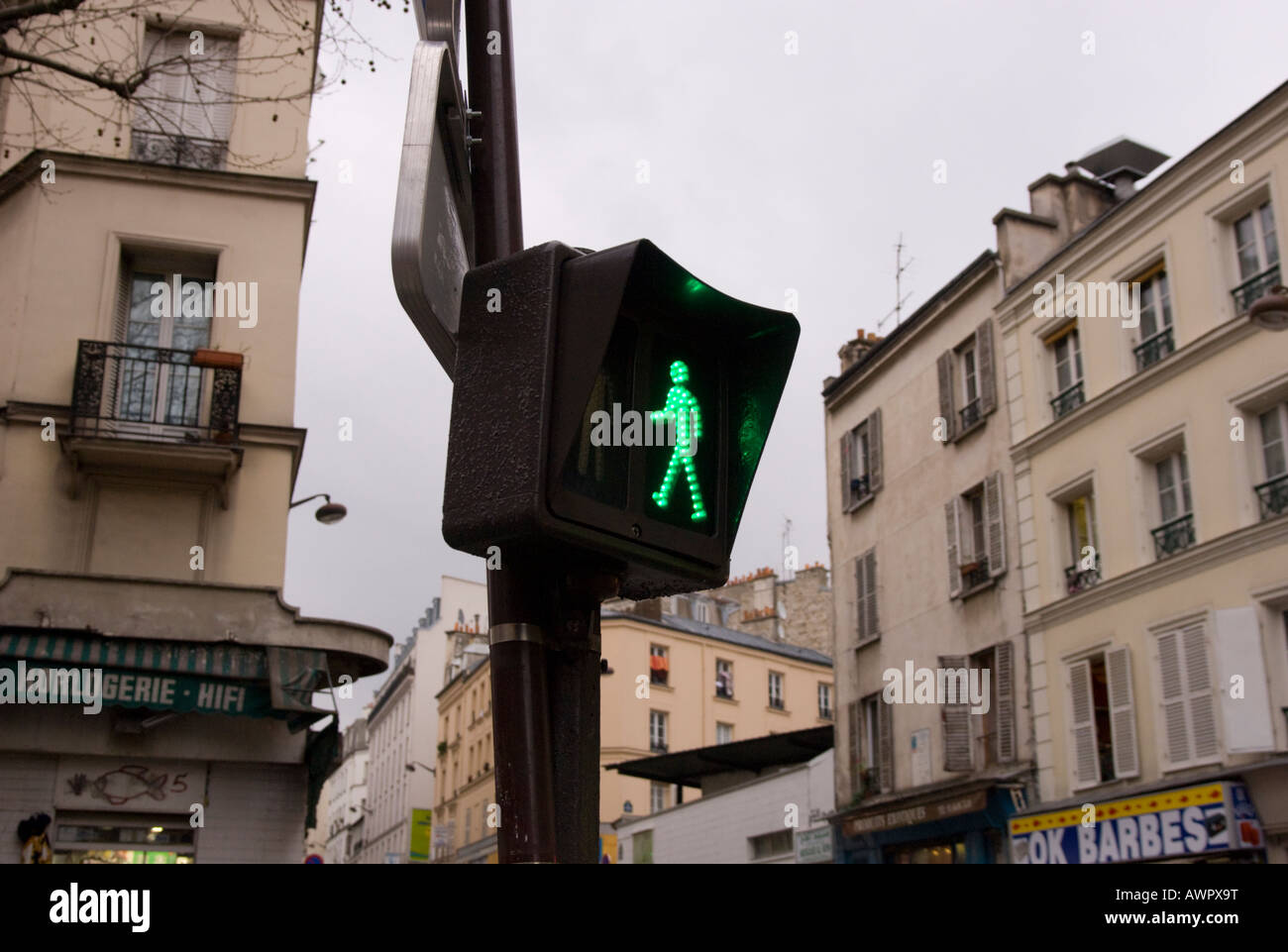 France Paris 18 barbes vert clair du trafic figure humaine indiquant feu vert pour les piétons Banque D'Images