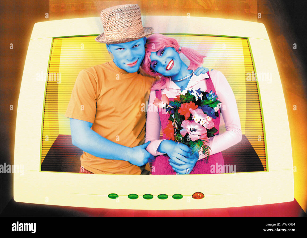 Couple qui sort de l'écran de télévision, digital composite Banque D'Images