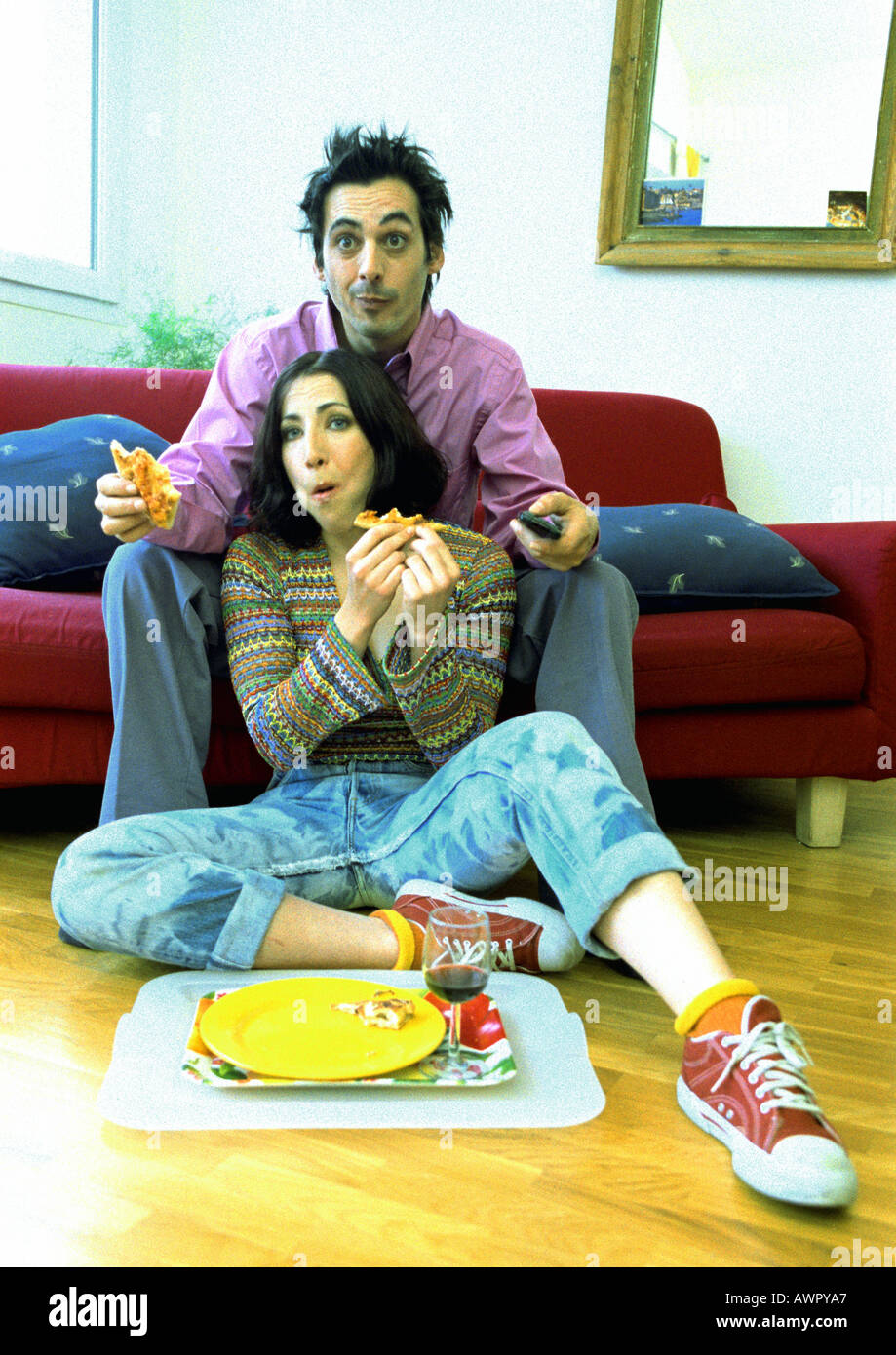 Man, woman sitting on floor entre les jambes de l'homme. Banque D'Images