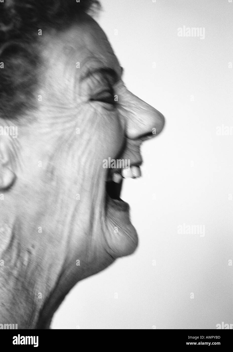 Femme âgée avec la bouche grande ouverte, side view, close-up, b&w Banque D'Images