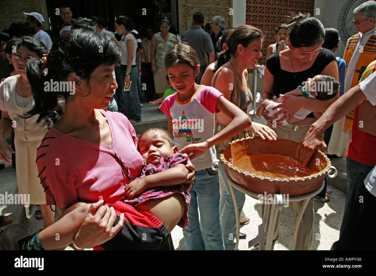 HONDURAS bénitier en face de l'église catholique Banque D'Images