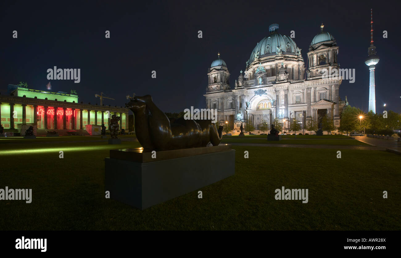 Sculpture en bronze de Fernando Botero en face de la cathédrale de Berlin et le Lustgarten (Jardin d'agrément"), Berlin, Germany, Europe Banque D'Images