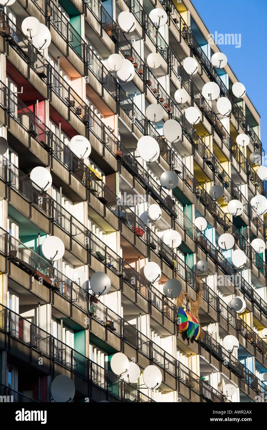 Beaucoup d'antennes satellites montés sur un balcon sur un immeuble façade, Pallasseum ou 'Palais Social de Berlin (Berliner S' Banque D'Images