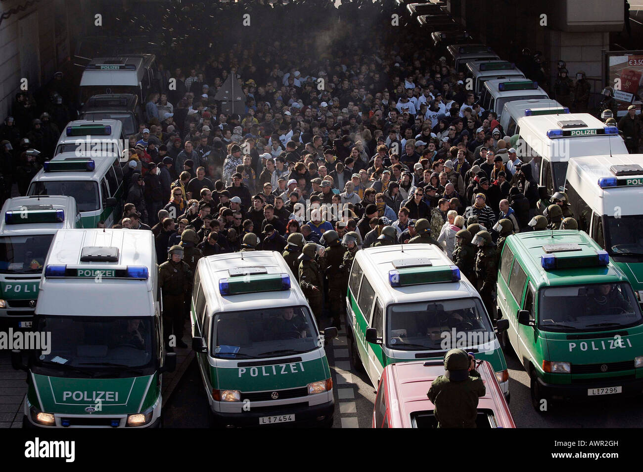 Le match de football à Leipzig Dresde contre une grande force de policiers ont dû séparer les fans sur 28.10.2007 à cause de certains Banque D'Images