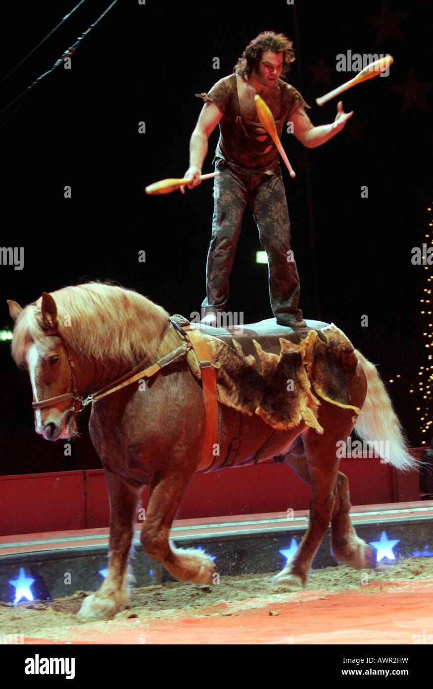 Ruslan Sadoev jongle sur un cheval au cirque. Stuttgart, Bade-Wurtemberg, Allemagne. Banque D'Images