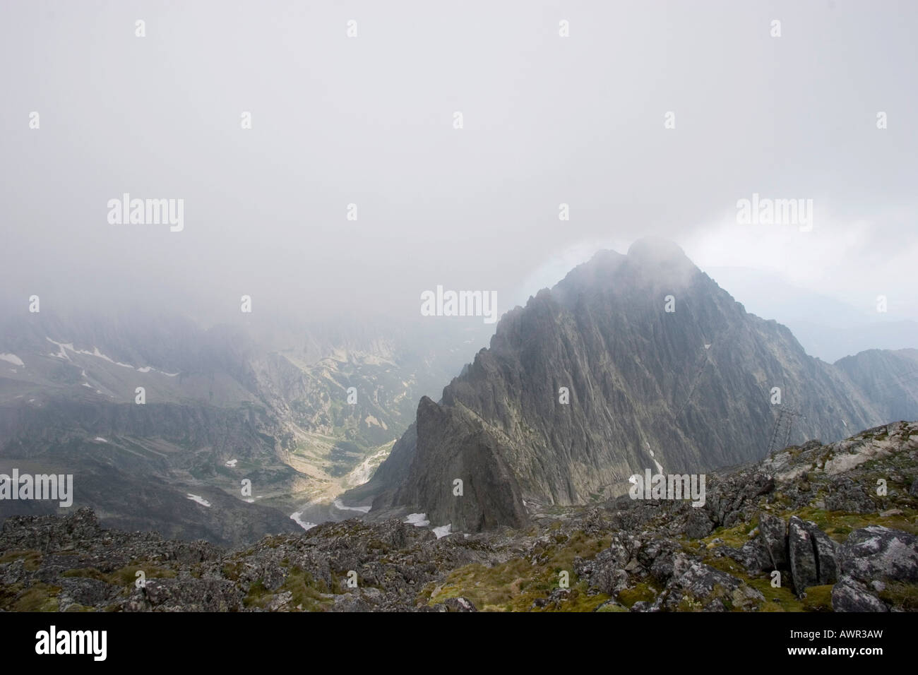 Vue depuis la montagne du Lomnický oetít, 2634 m, Hautes Tatras, Slovaquie Banque D'Images