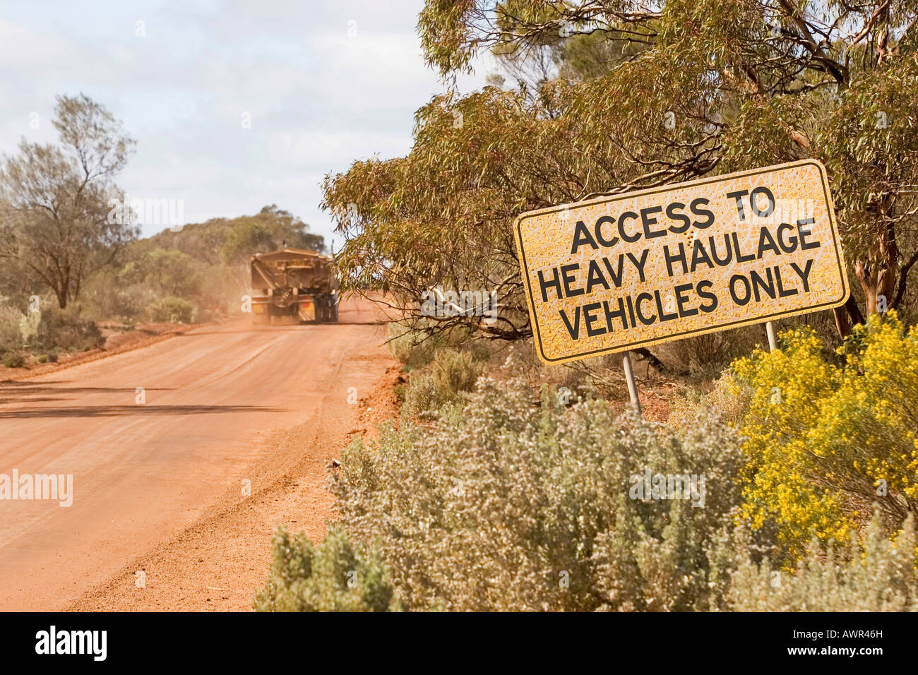 Road train, signe (l'accès aux véhicules de transport lourds uniquement), l'ouest de l'Australie, WA, Australia Banque D'Images