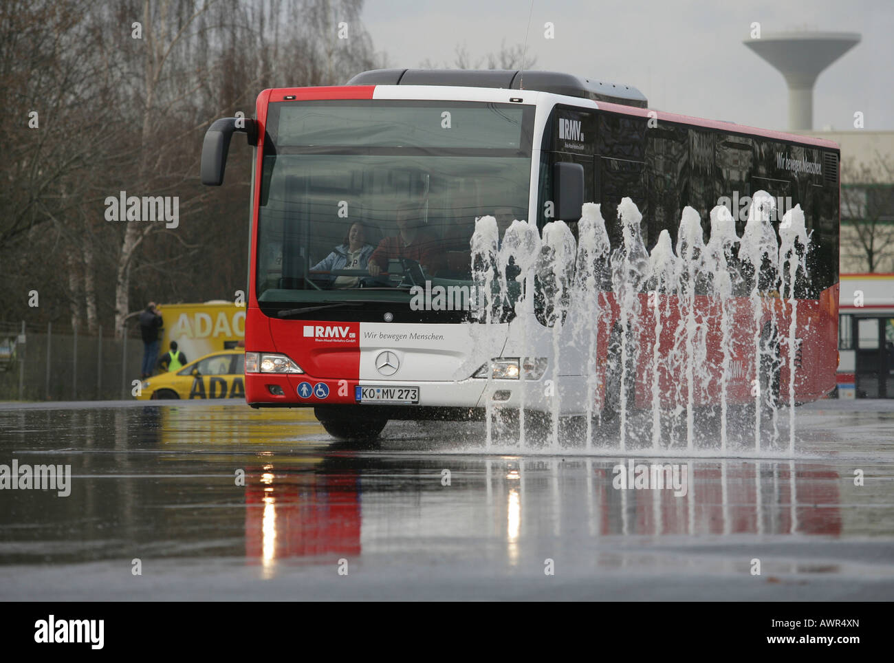 Busdrivers pendant un test de sécurité sur l'aquaplanage, Allemagne Banque D'Images