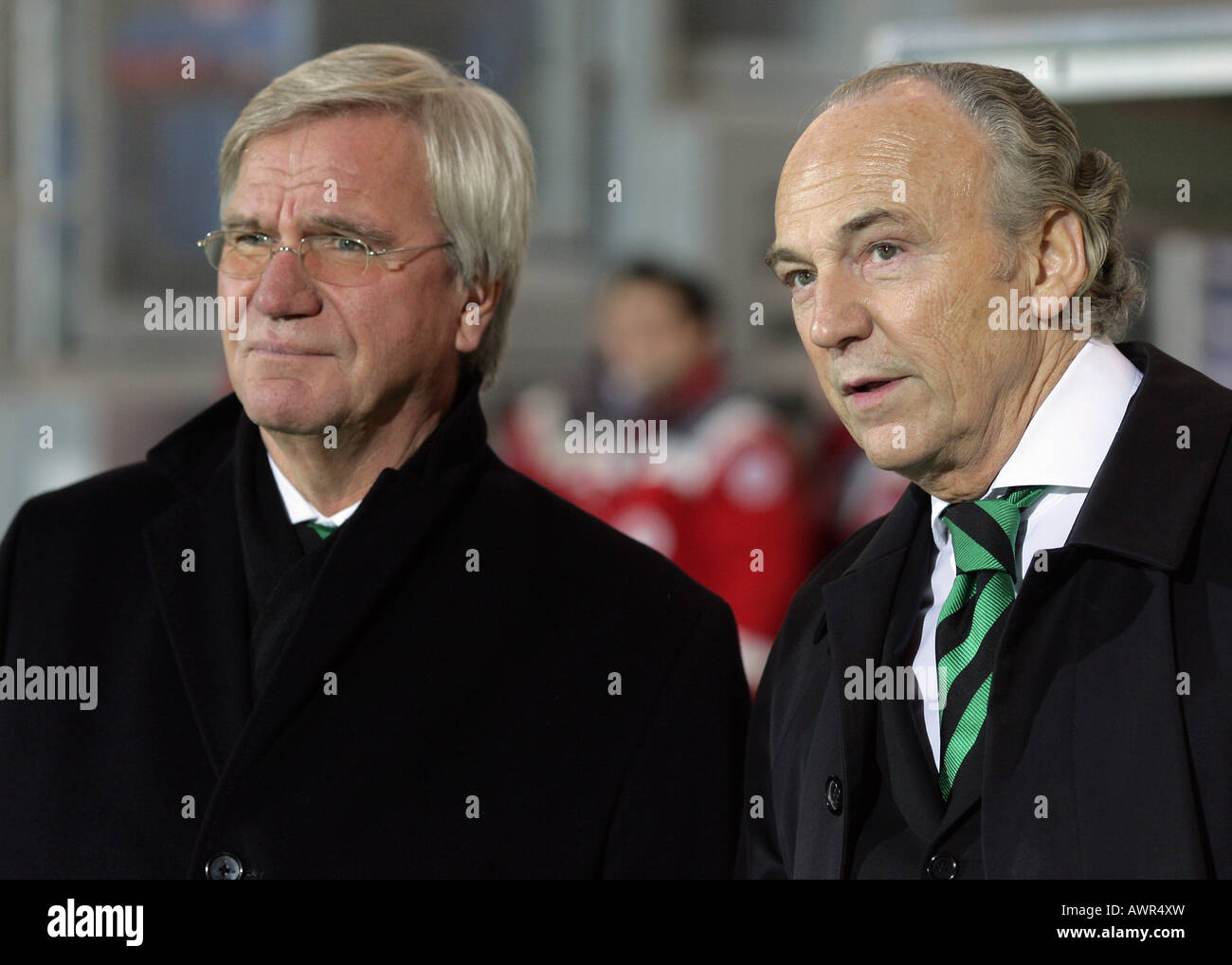 Président de la German soccer club Borrussia Moenchengladbach Rolf Koenigs (r.) et son vice Siegfried Soellner (l.) Banque D'Images