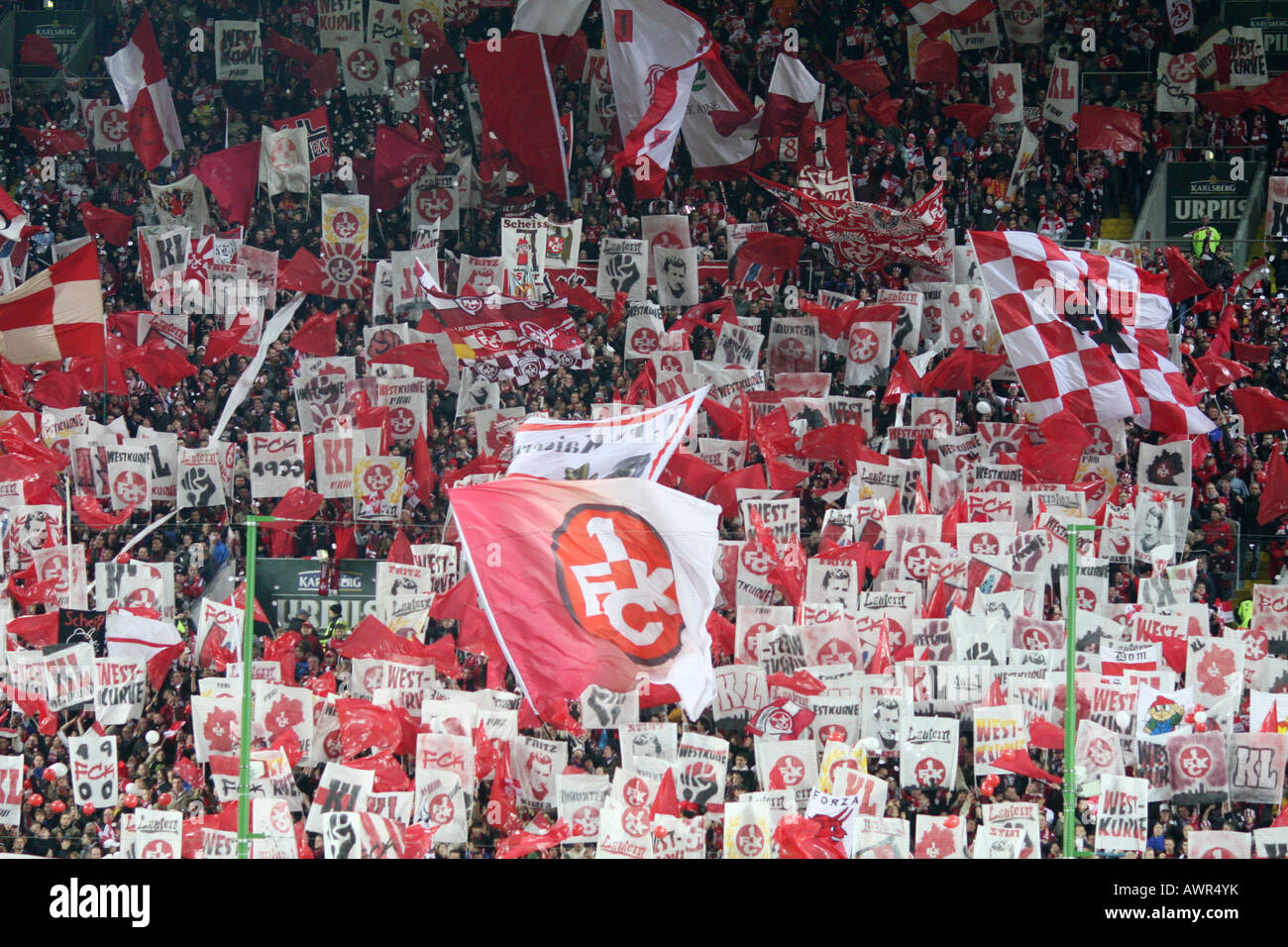 Fans criant pour le club de football allemand 1. FC Kaiserslautern, Allemagne Banque D'Images