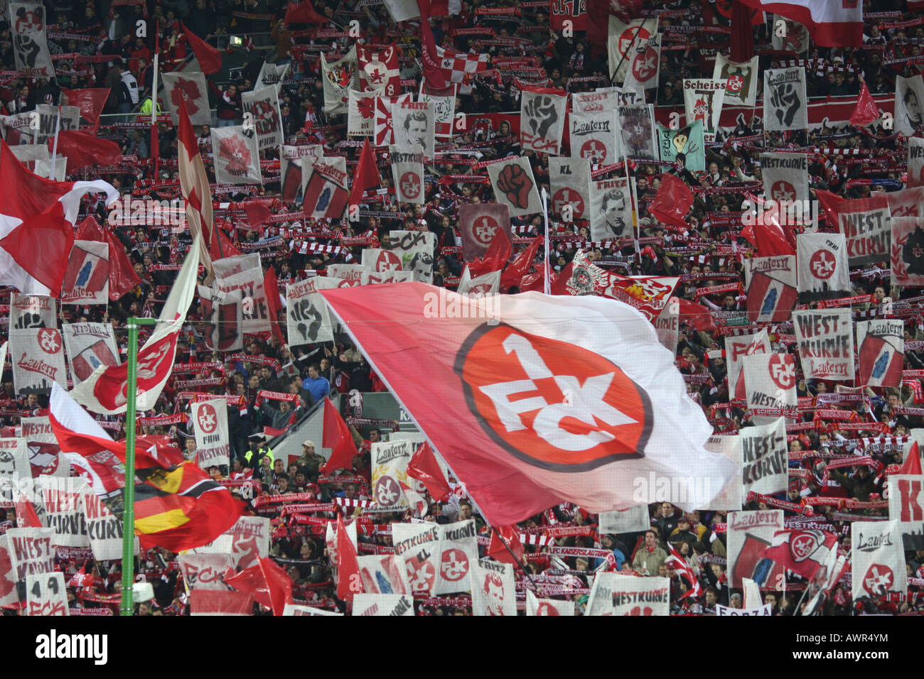 Fans criant pour le club de football allemand 1. FC Kaiserslautern, Allemagne Banque D'Images