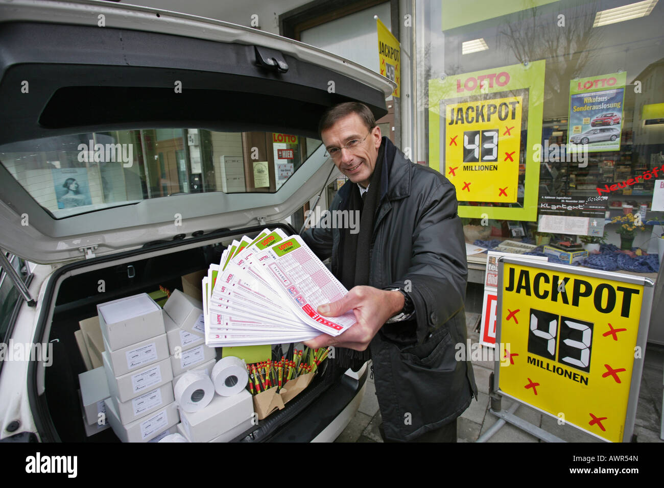 Toni Schweizer, chef de l'agence générale de Lotto Rheinland-Pfalz, offrir plus de billets de loterie aux offices récepteurs. Le l Banque D'Images