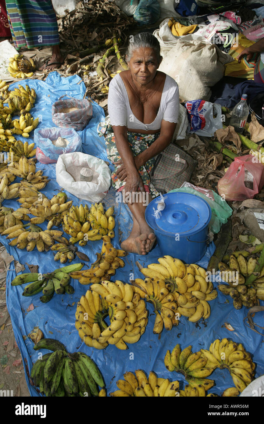 Femme vendant des fruits et légumes au marché de Tangalle, au Sri Lanka, en Asie Banque D'Images