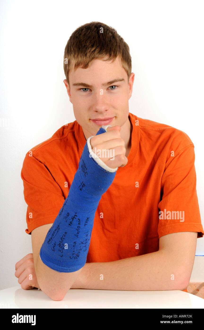 Adolescent avec poignet en plâtre Banque D'Images