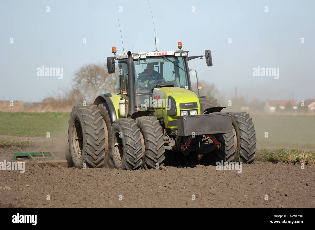 Tracteur Claas pour préparer les terres pour les semis Banque D'Images