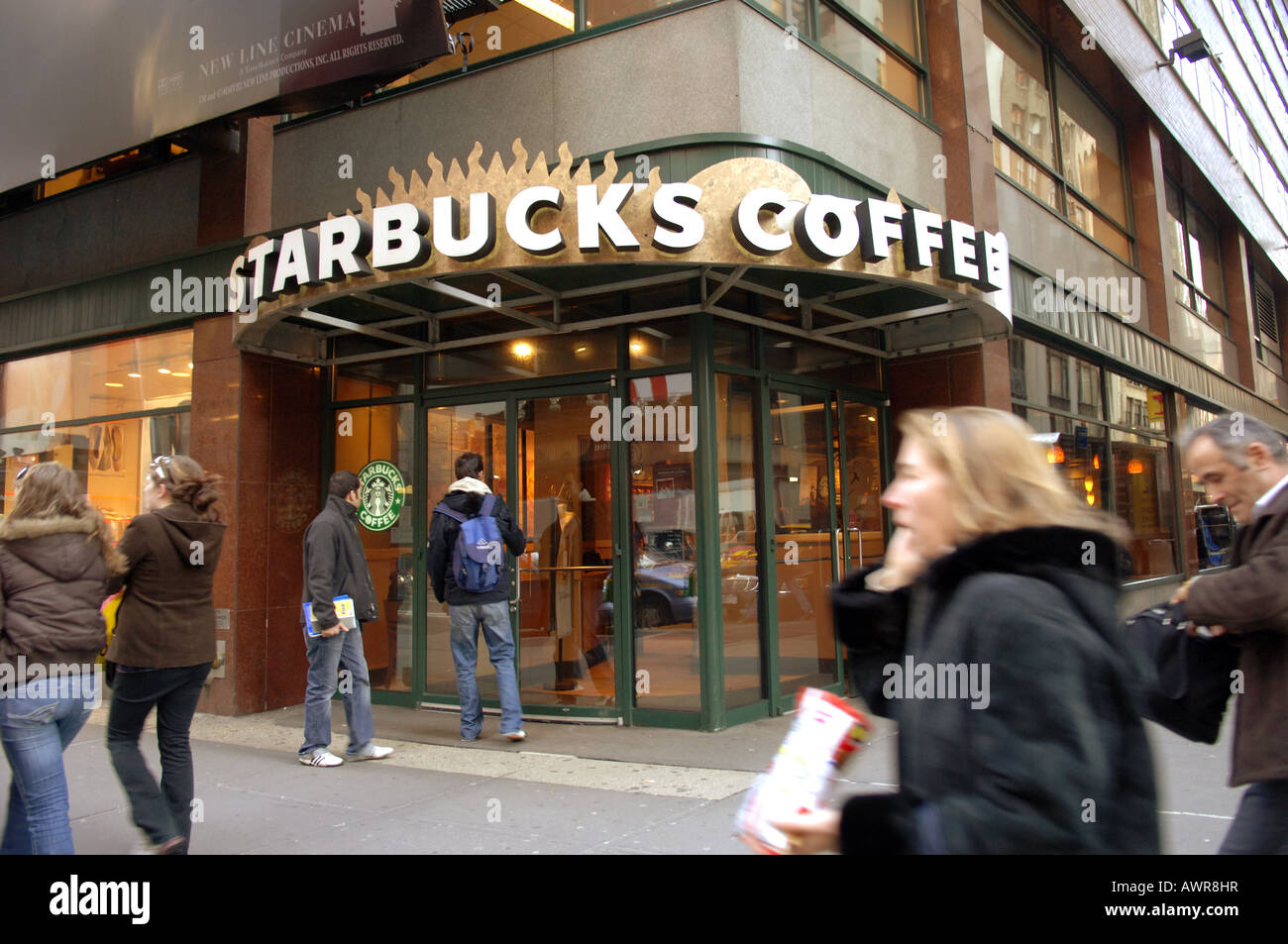 Un café Starbucks dans le centre de Manhattan à New York Banque D'Images