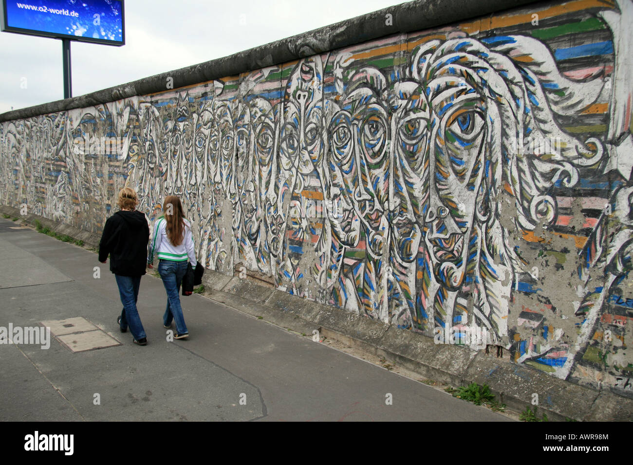 La East Side Gallery, un 1300m, section du mur de Berlin, plein de tableaux, de déclarations politiques et images satiriques. Banque D'Images