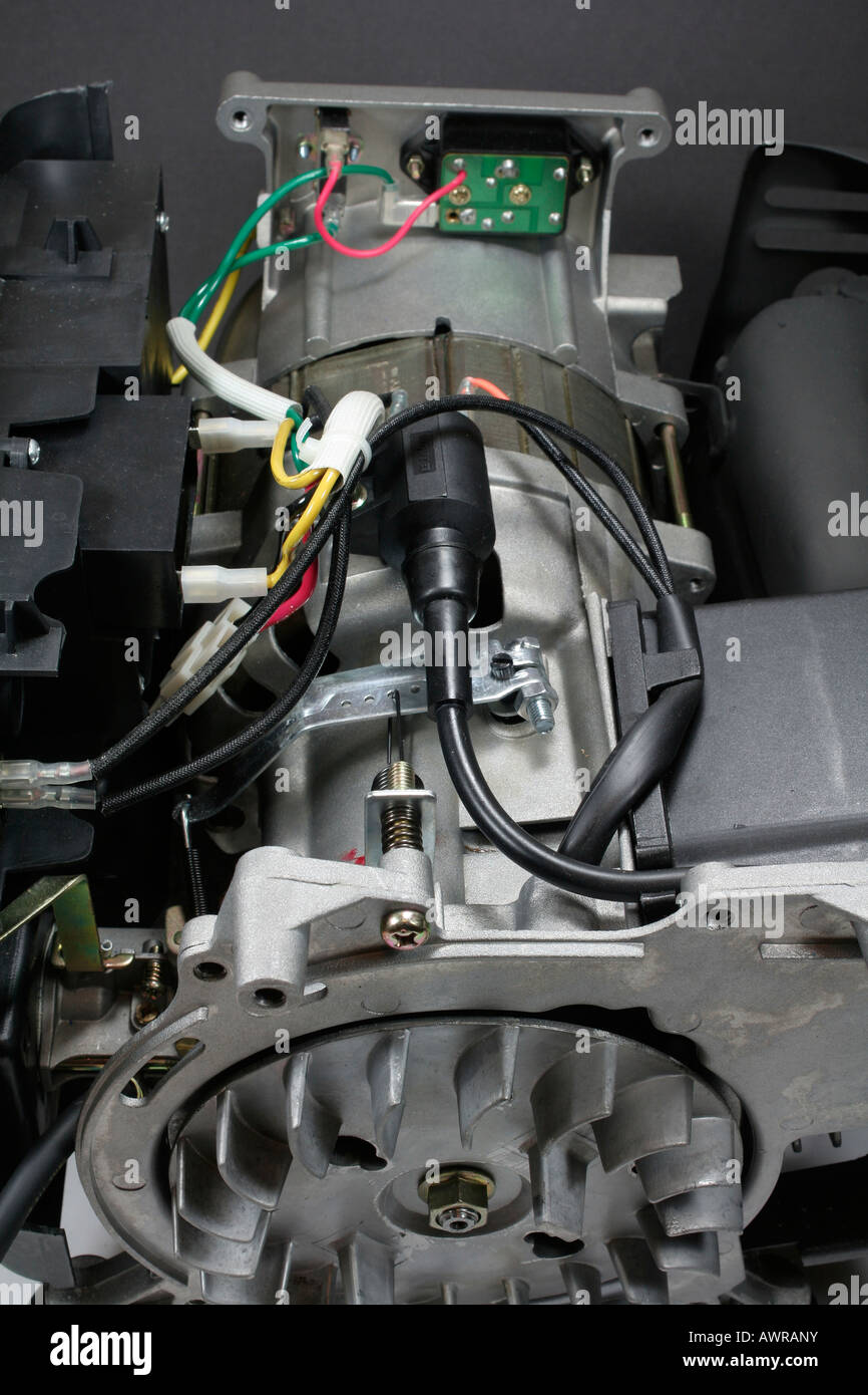 Petit moteur-générateur (Genset) pièces retirées pour révéler les composants intérieurs Banque D'Images