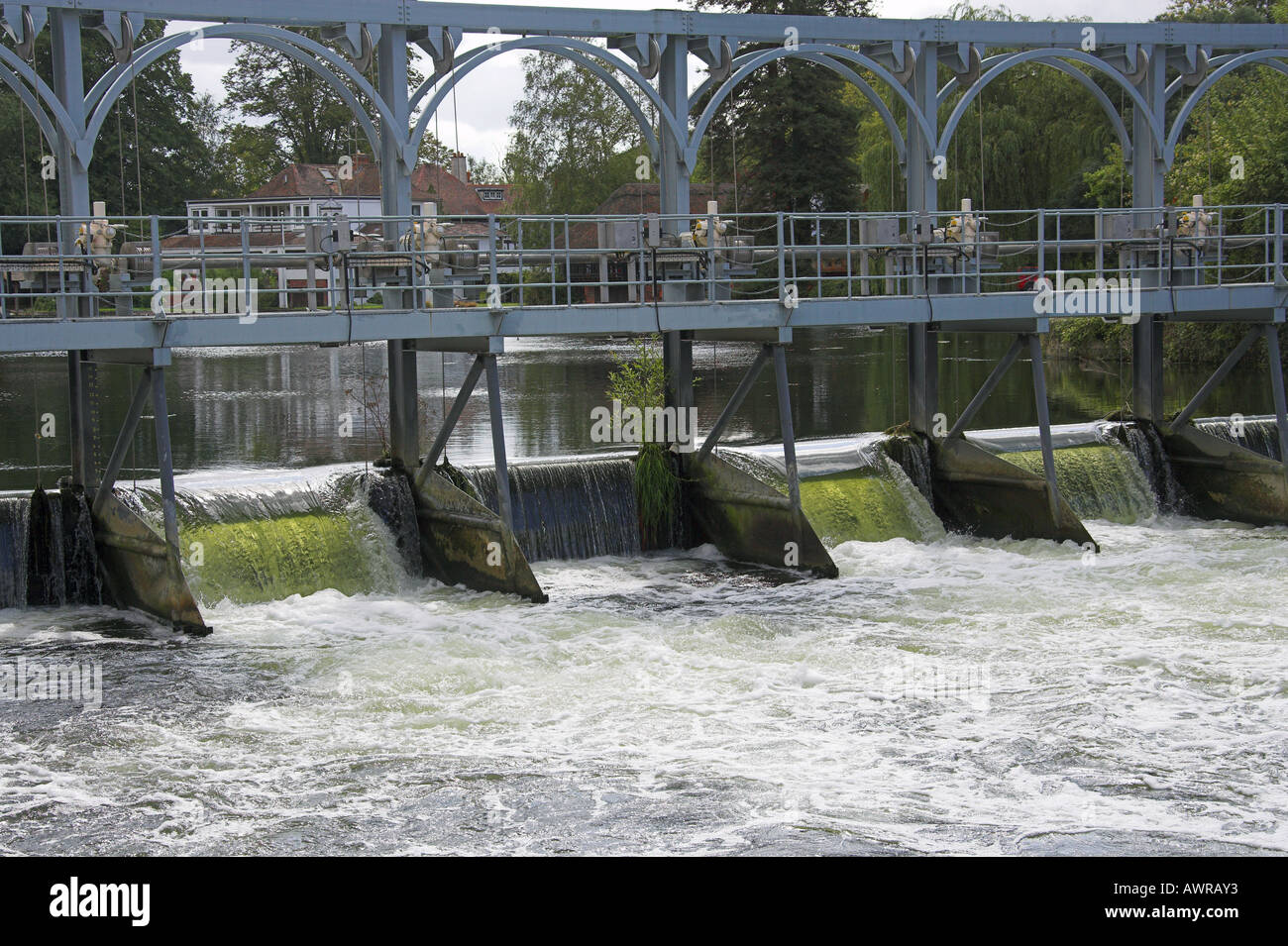 Le Weir par Marsh Lock Henley on Thames Oxfordshire, UK Banque D'Images