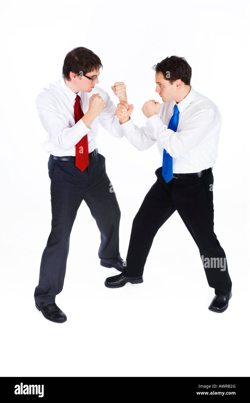 L'homme démocratique (avec cravate bleue) et de l'homme républicain (avec cravate rouge) sont engagés dans un match de combat. Banque D'Images