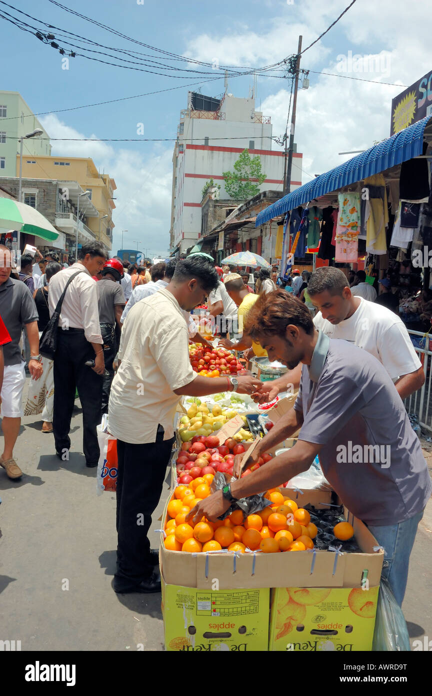 Les mauriciens au marché, Port Louis, Ile Maurice Banque D'Images