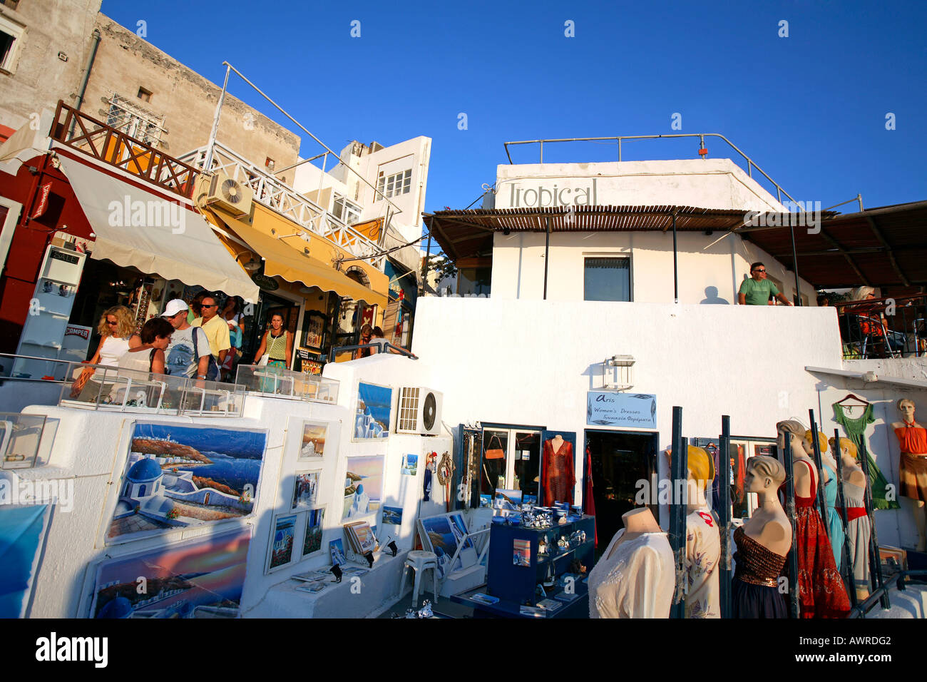 Grèce CYCLADES SANTORIN VUE D'une rue commerçante animée DE LA VILLE DE THIRA Banque D'Images