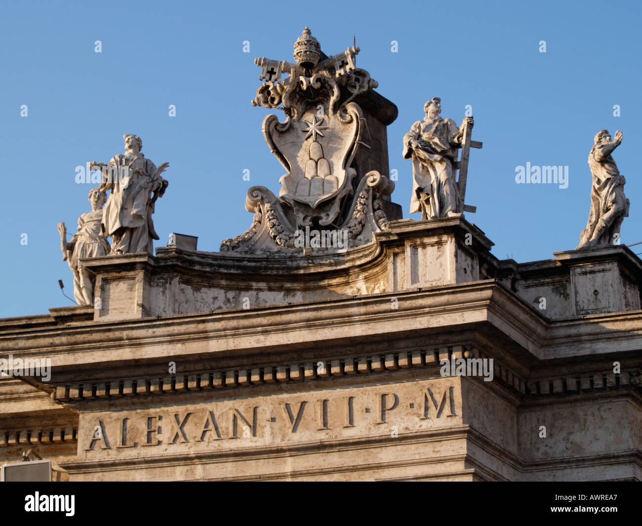 Détail de sculptures et ornements de la bulle papale clefs de la Basilique Saint Pierre au Vatican Rome Italie Banque D'Images