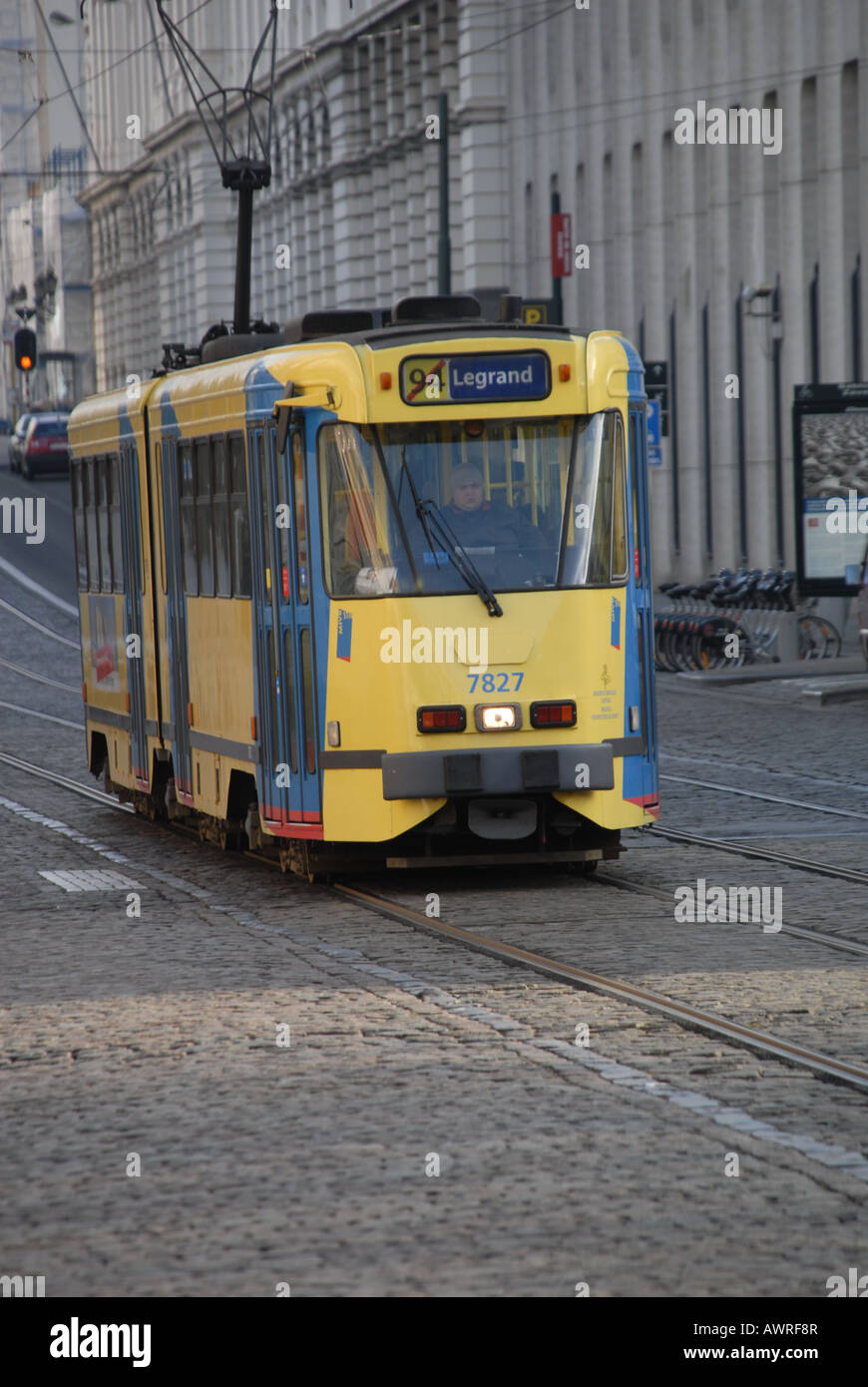 Tramway jaune et bleu sur la Rue de la Régence Bruxelles Bruxelles Belgique Banque D'Images