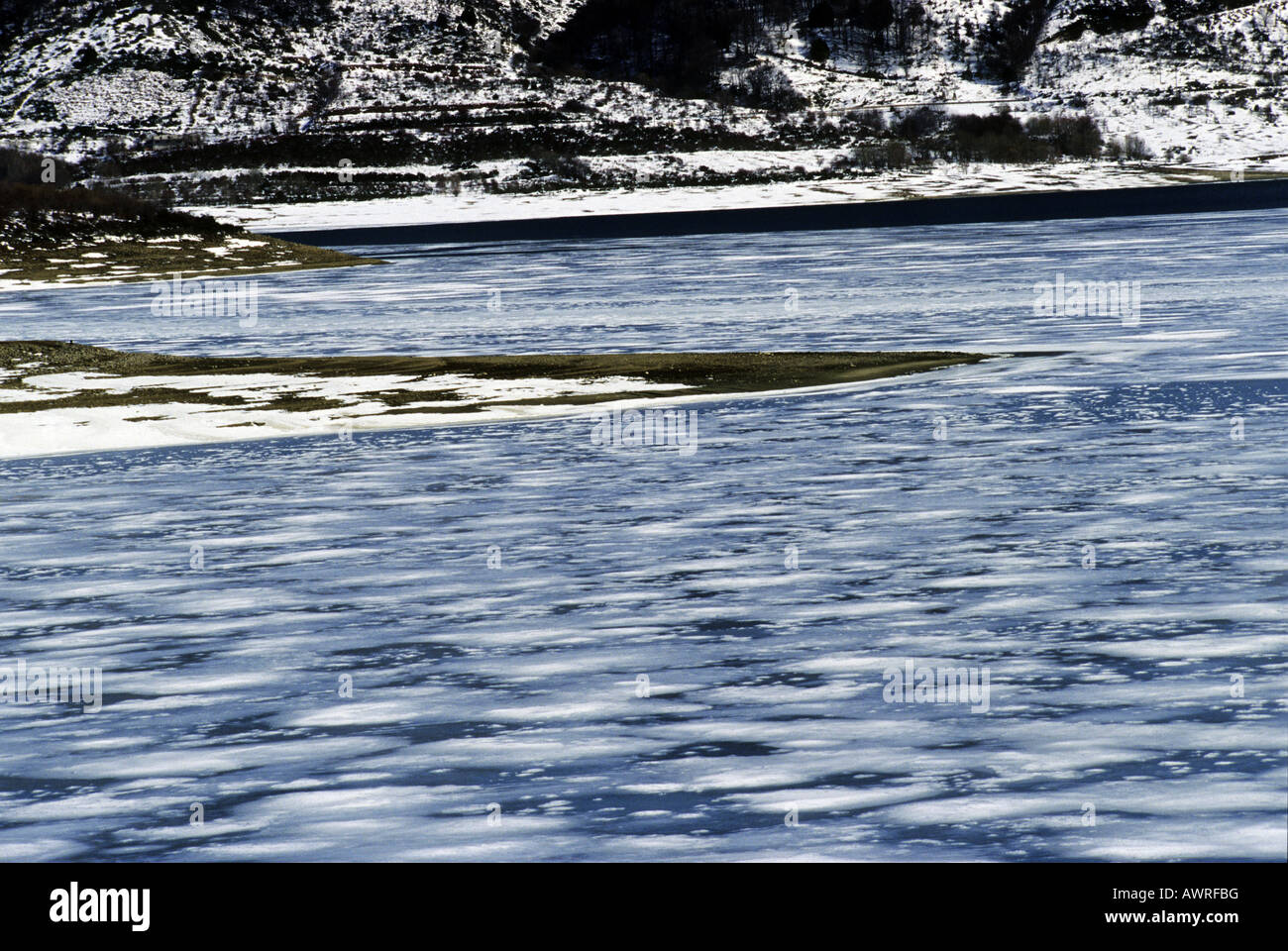 Paysage d'hiver du lac Campotosto en Italie Banque D'Images