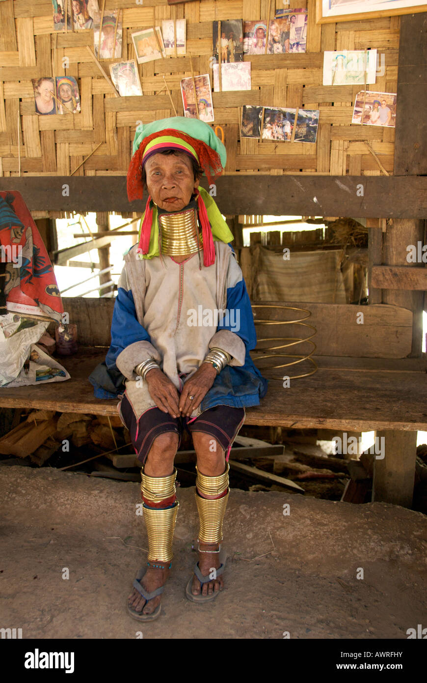 Vieux long cou Karen hill tribe femme Ban Huay Mae Hong Son, province du nord de la Thaïlande Banque D'Images