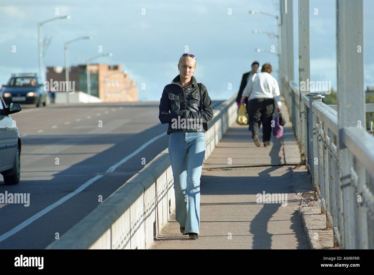 Jeune femme sur un pont à Narva, Estonie Banque D'Images