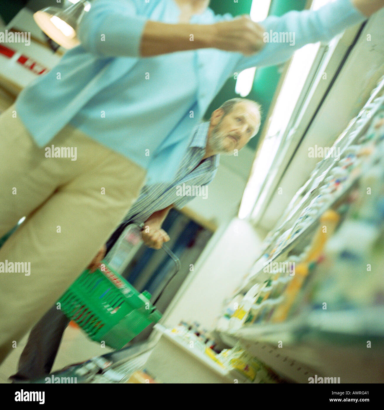 L'homme et la femme dans un supermarché, man holding panier Banque D'Images